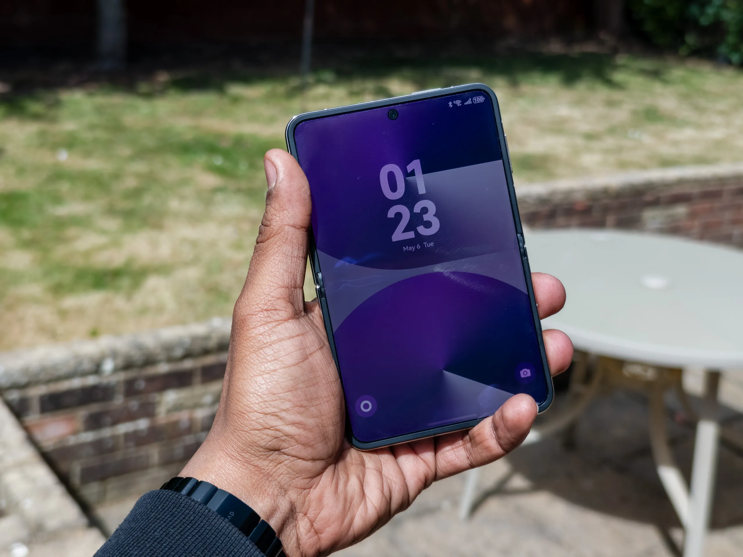 الشاشة الرئيسية لهاتف Huawei Pura X الذي يعمل بنظام HarmonyOS Next في وضع القفل