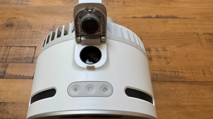 HydroGo Top على طاولة خشبية