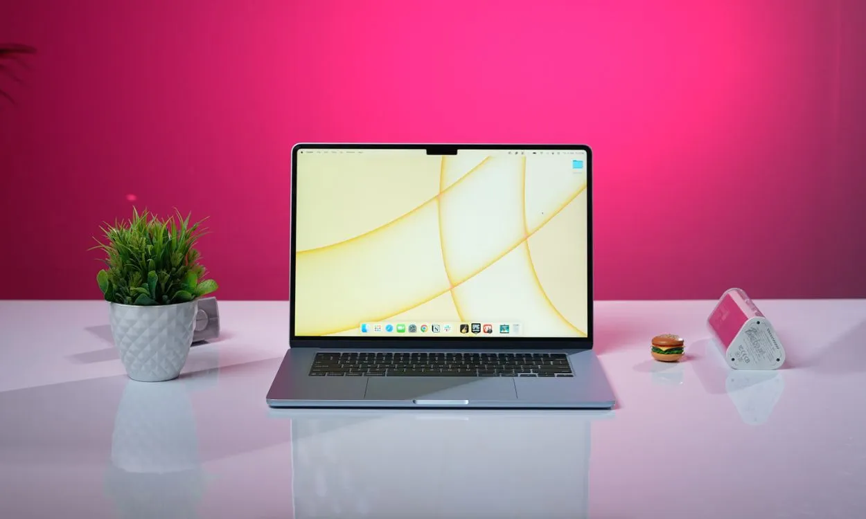 شاشة MacBook Air M4