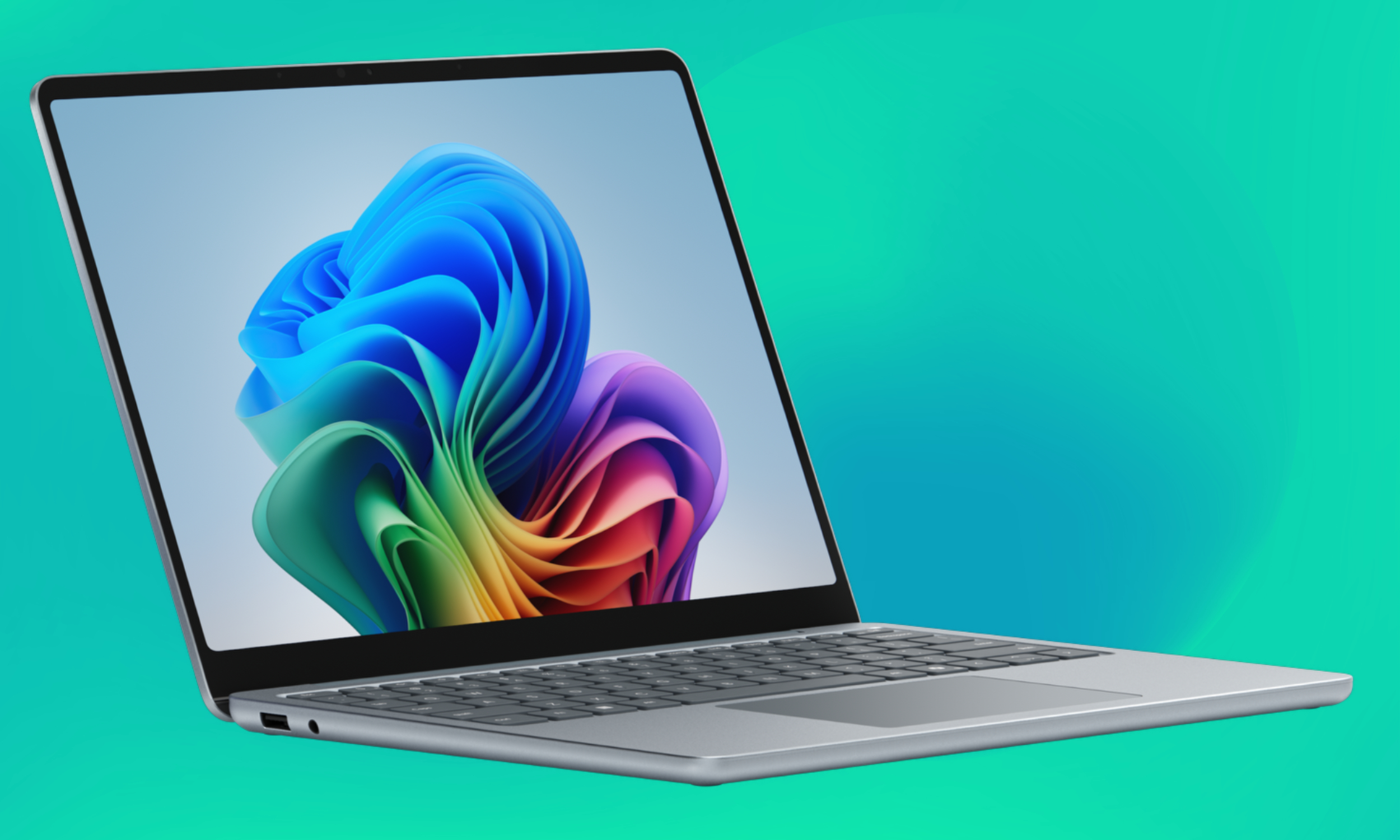 جهاز Microsoft Surface Laptop مقاس 13 بوصة معروض باللون الفضي.