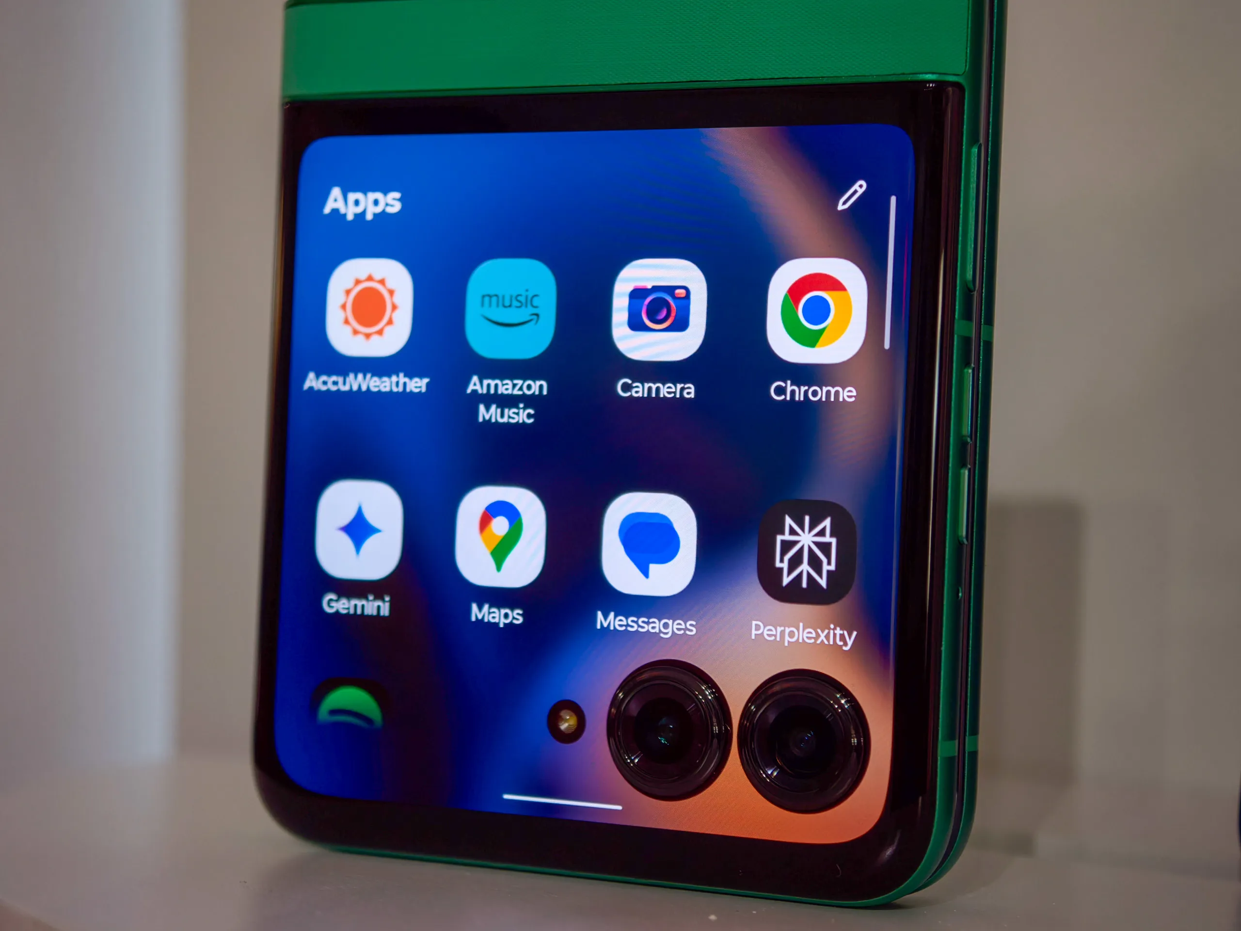 Moto Razr 2025 in Pantone Spring Bud green