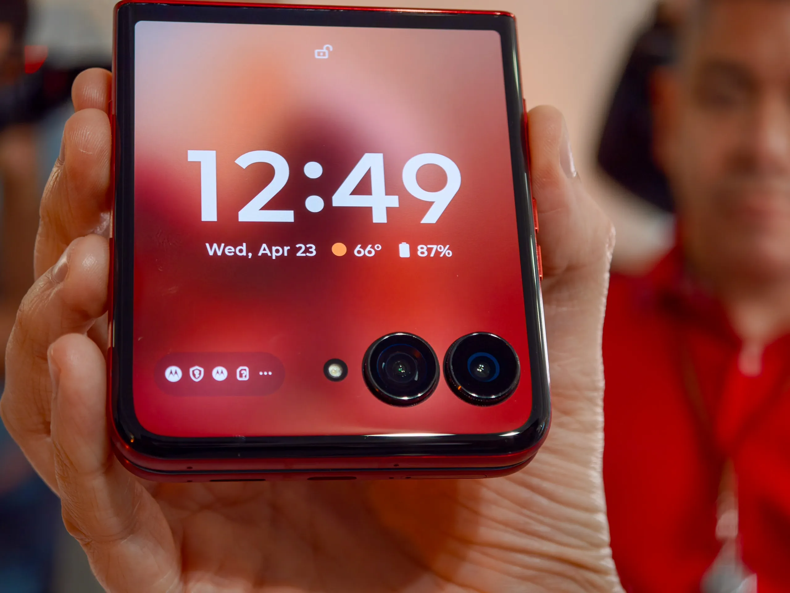 Moto Razr Ultra 2025 in Rio Red