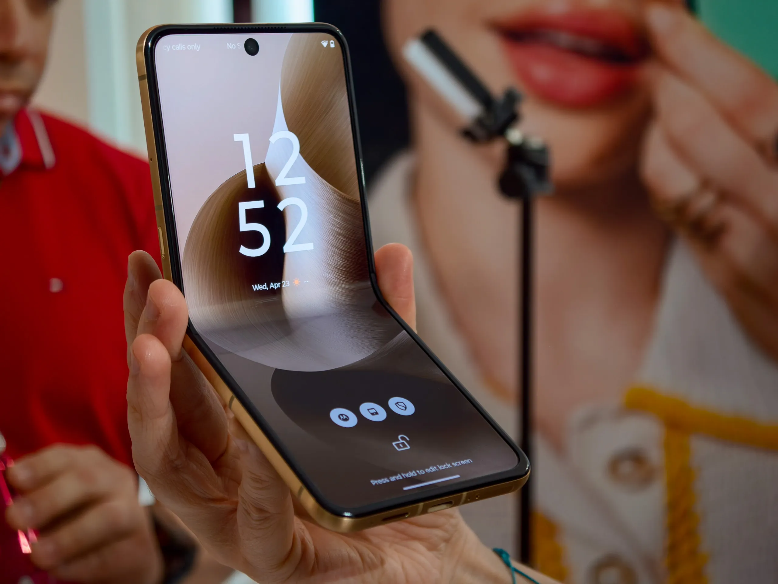 Moto Razr Ultra 2025 Pantone Mountain Trail with FSC-certified wood finish.