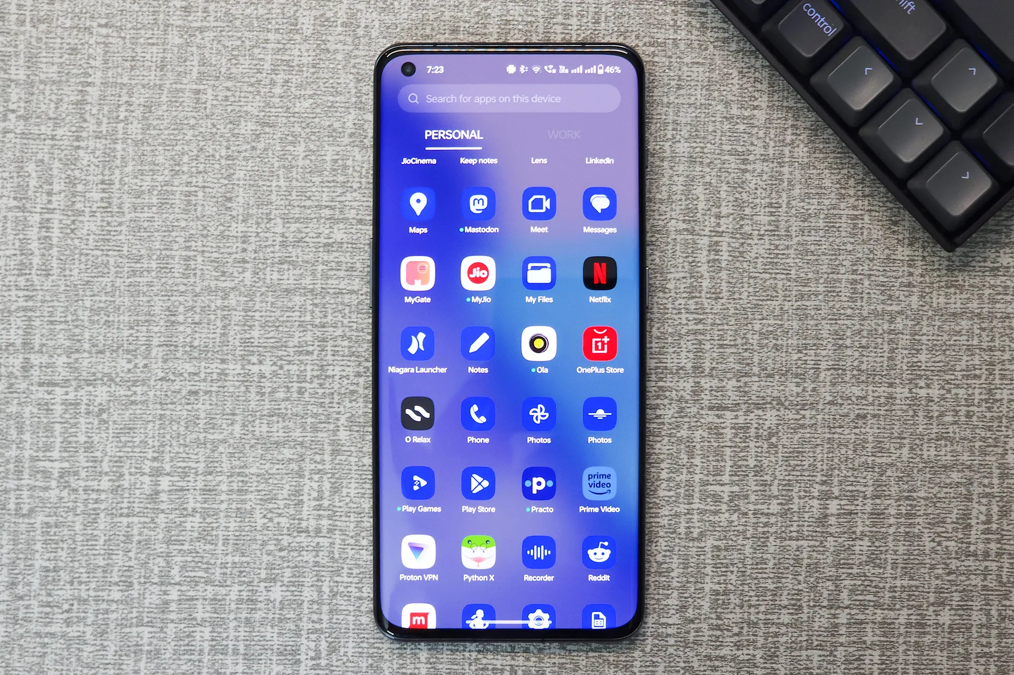 أيقونات Android 14 themed في OxygenOS مع Android 14 على OnePlus 11.