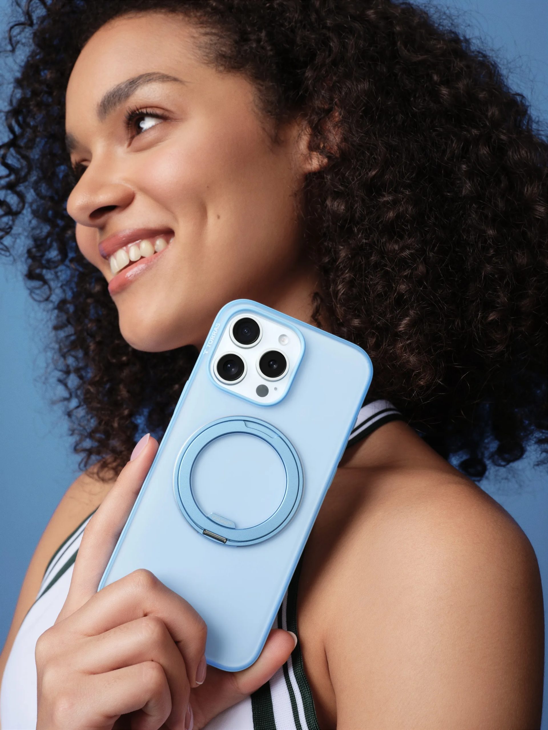 امرأة تحمل هاتف iPhone مزودًا بحافظة TORRAS.