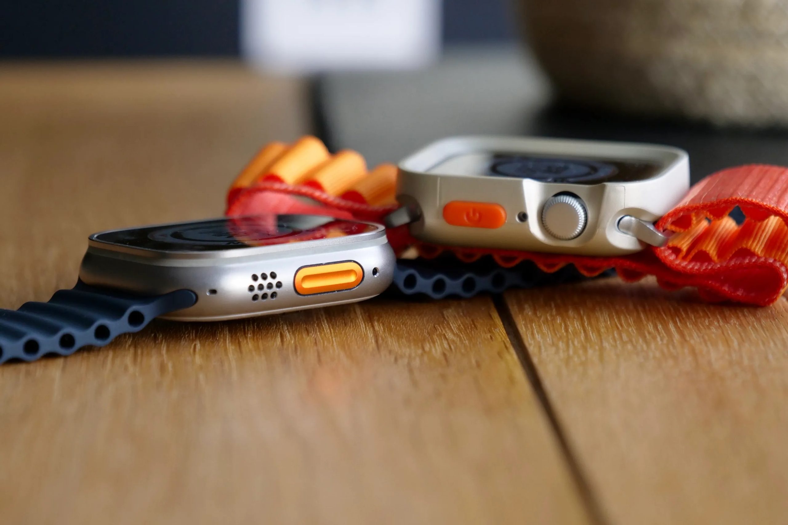 Apple Watch SE 2 مع Apple Watch Ultra كما يظهر من الجانب.