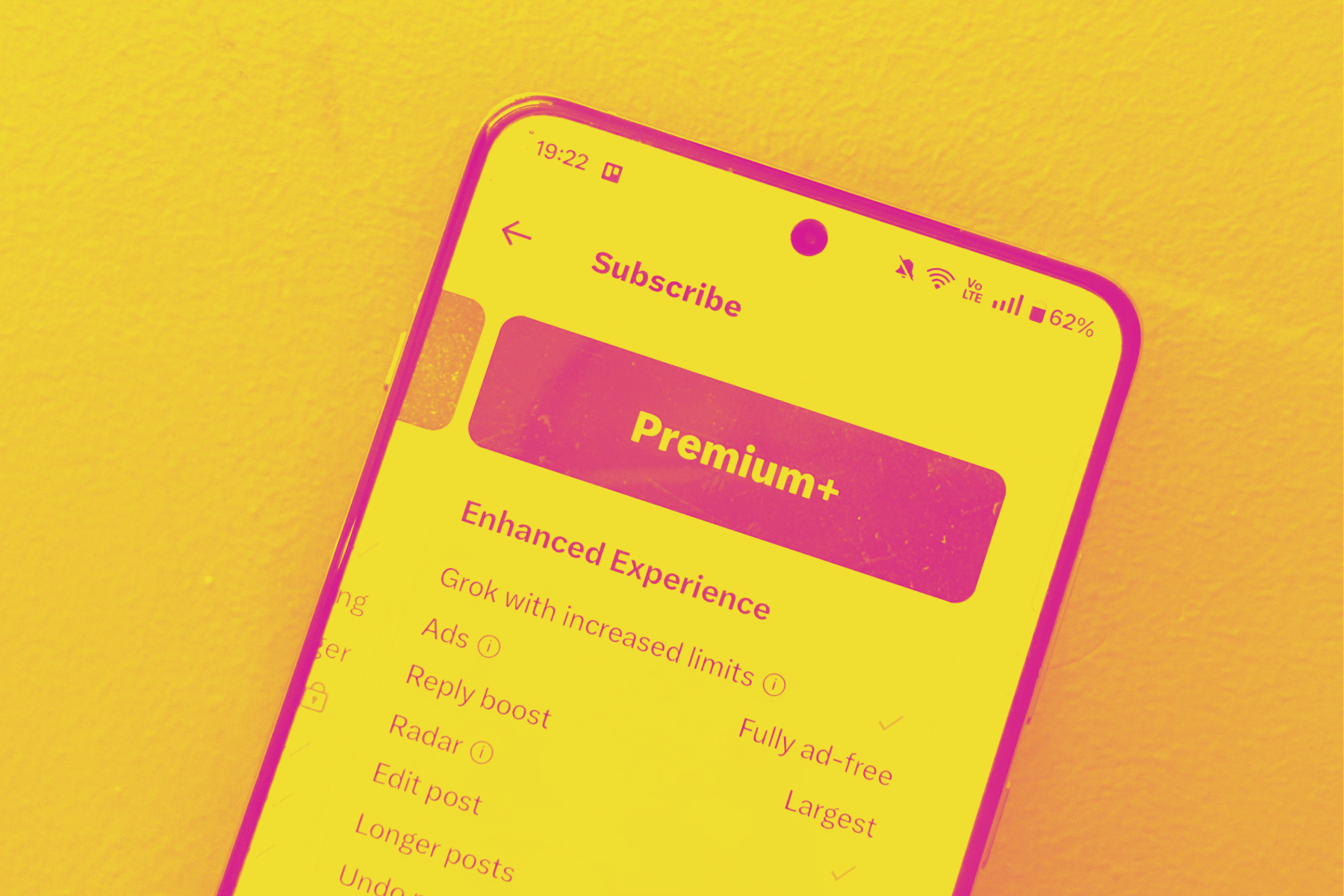 تفاصيل الاشتراك في X Premium+ تظهر على الهاتف.
