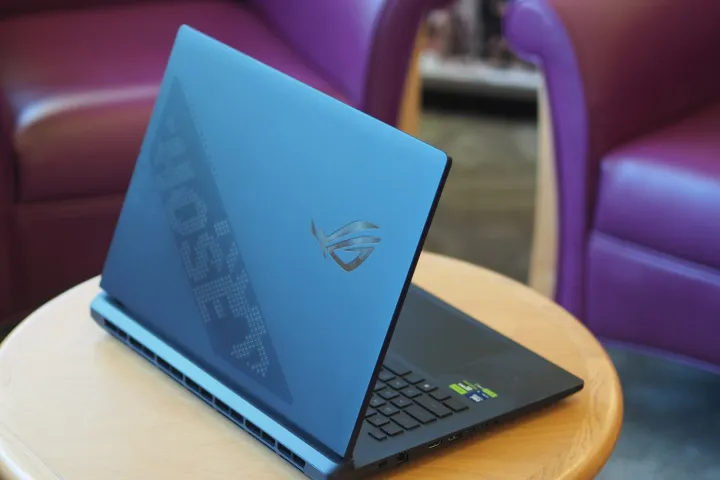 منظر خلفي لـ Asus ROG Strix SCAR 18 2025 يظهر الغطاء.