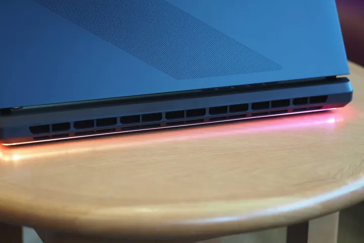 منظر خلفي لـ Asus ROG Strix SCAR 18 2025 يظهر فتحات التهوية وإضاءة RGB.