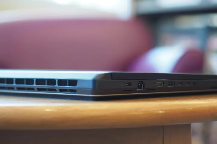 منظر خلفي لـ Asus ROG Strix SCAR 18 2025 يظهر فتحات التهوية.