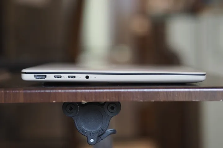 منظر للجهة اليسرى من جهاز Asus Zenbook A14 يظهر المنافذ.