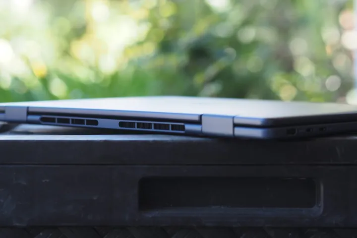 منظر خلفي لجهاز Dell Plus 16 2-in-1 يظهر فتحات التهوية.