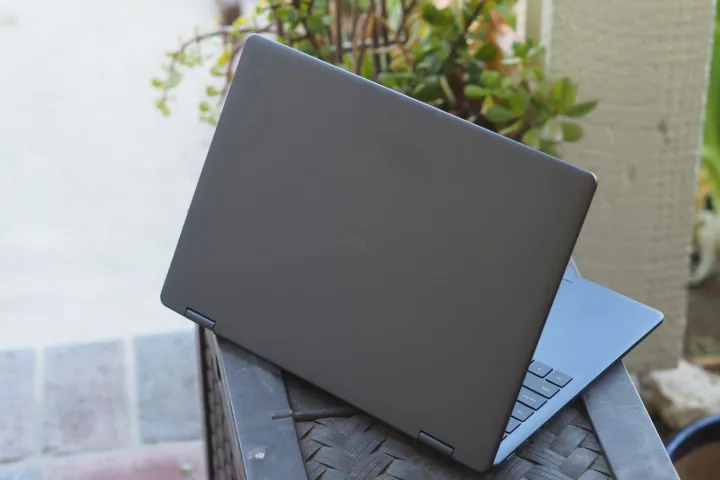 منظر خلفي لجهاز Dell Plus 16 2-in-1 يظهر الغطاء والشعار.