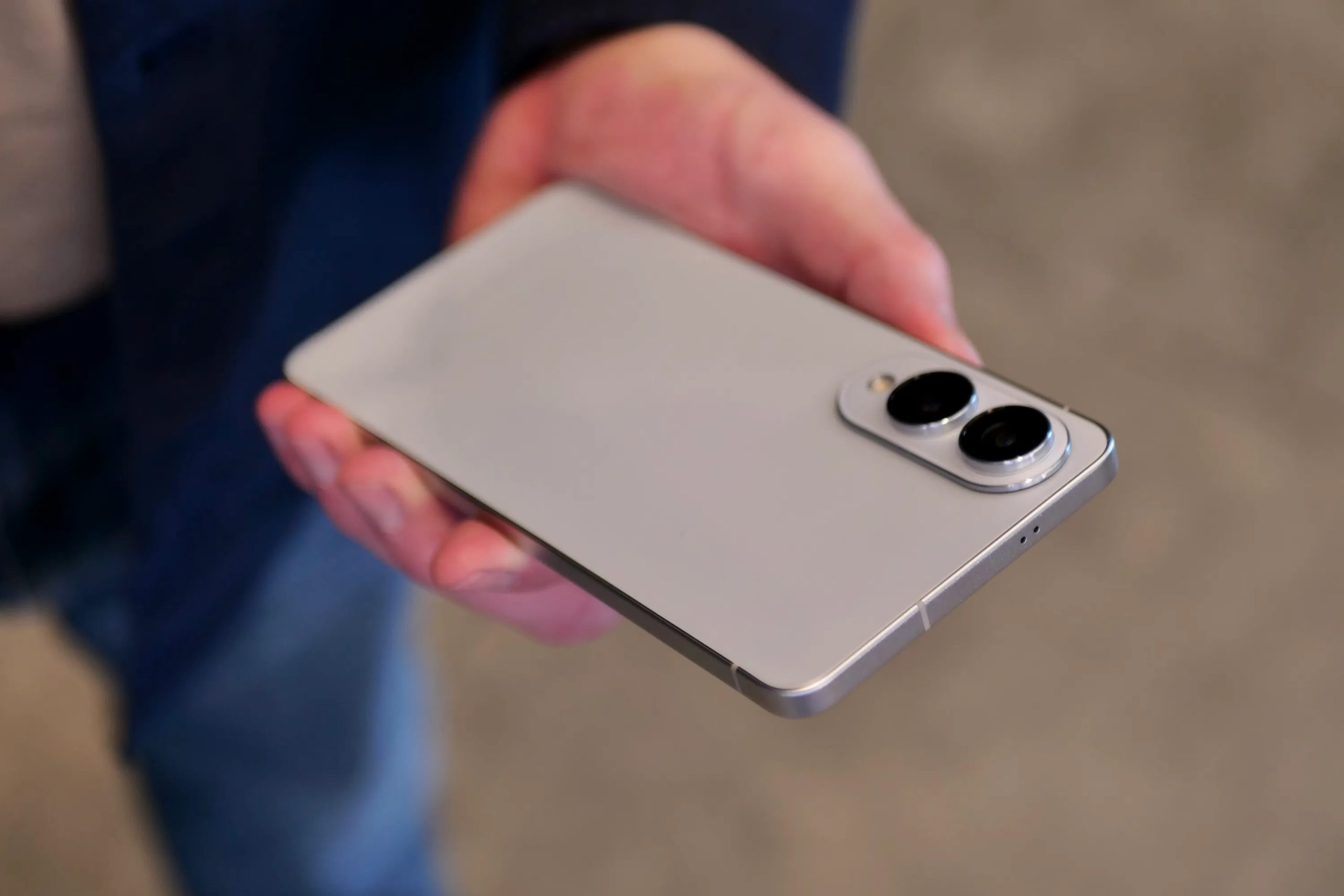 شخص يحمل هاتف Samsung Galaxy S25 Edge.