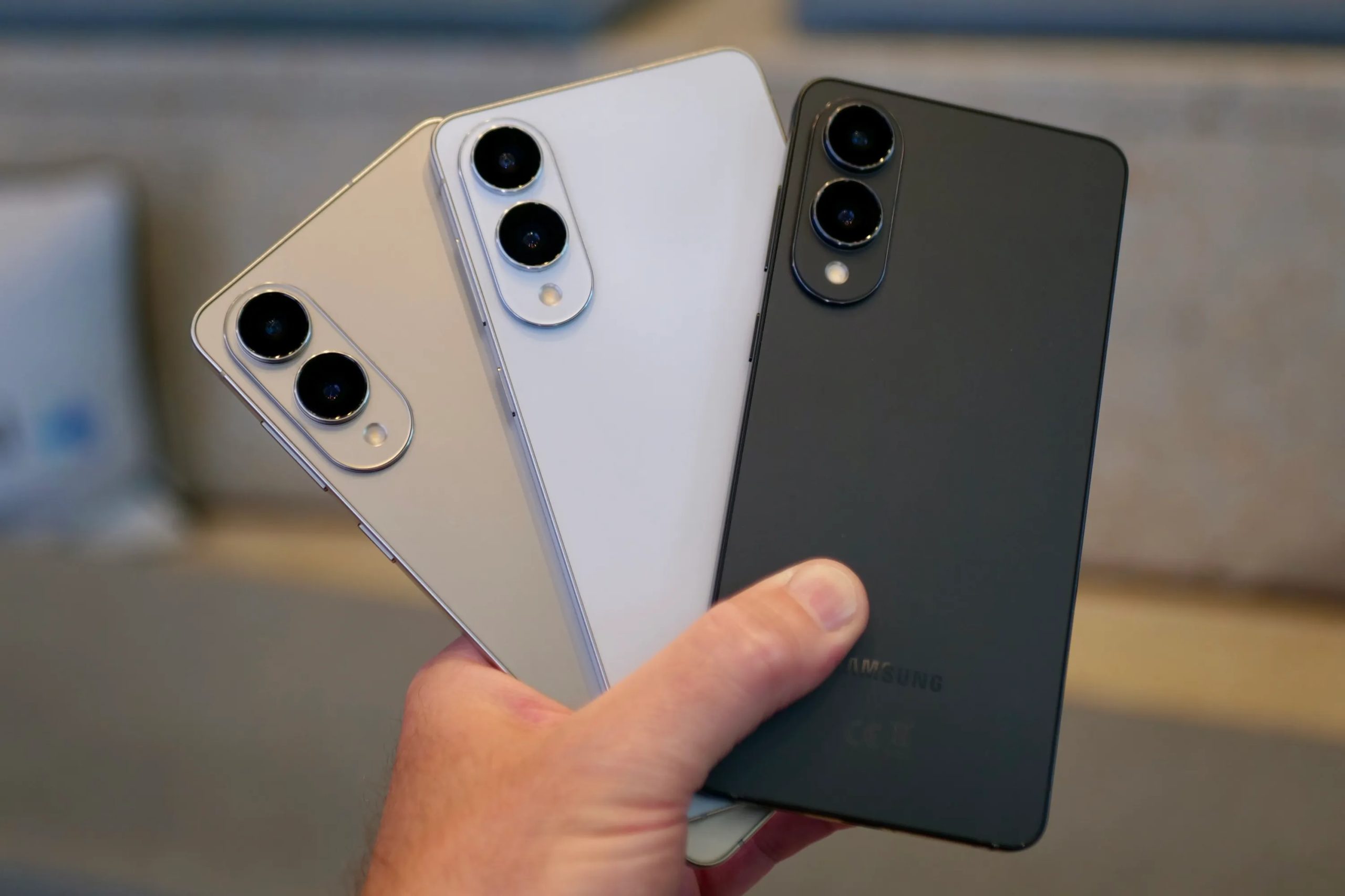 شخص يحمل هاتف Samsung Galaxy S25 Edge يعرض خيارات الألوان.