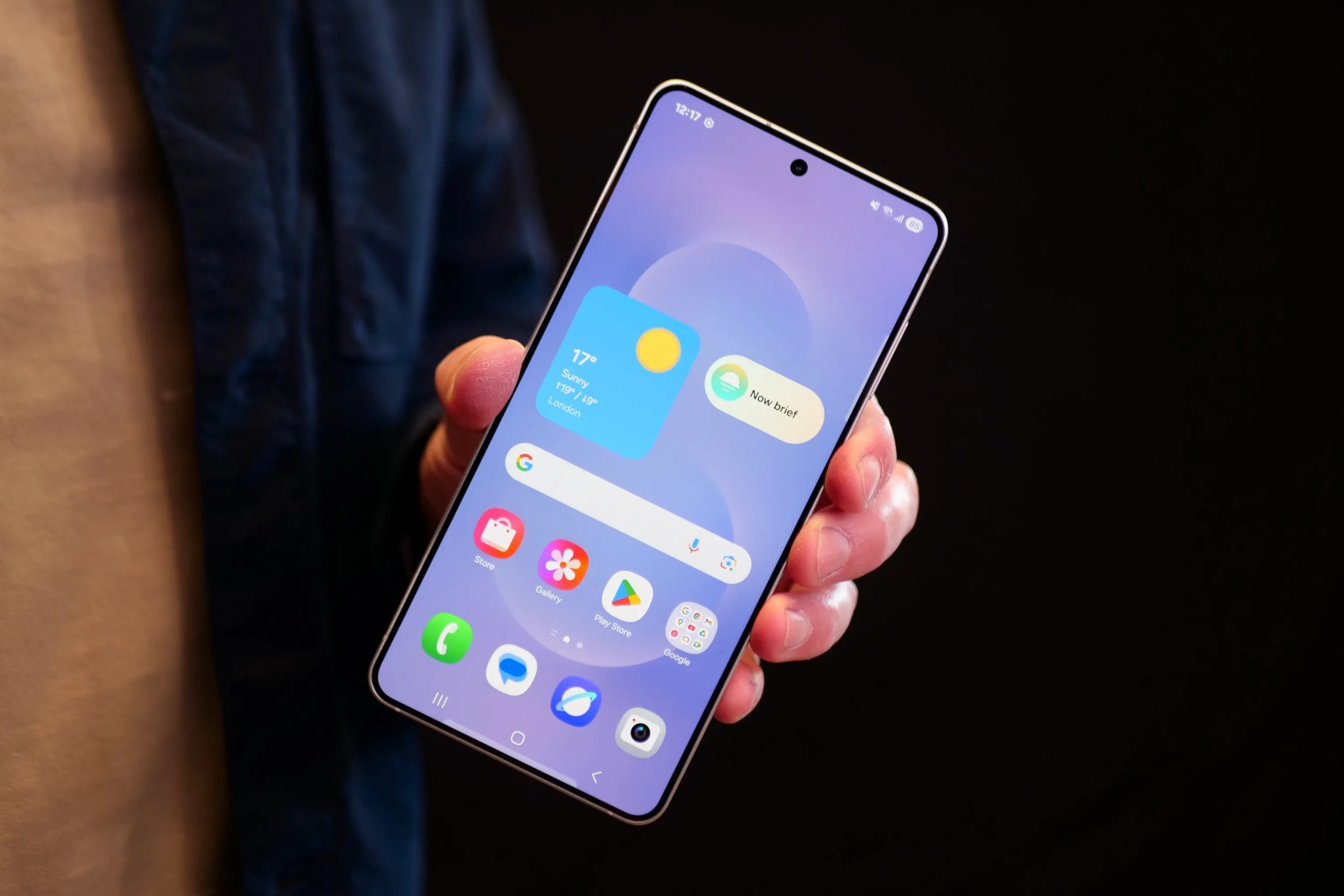 شخص يحمل هاتف Samsung Galaxy S25 Edge.