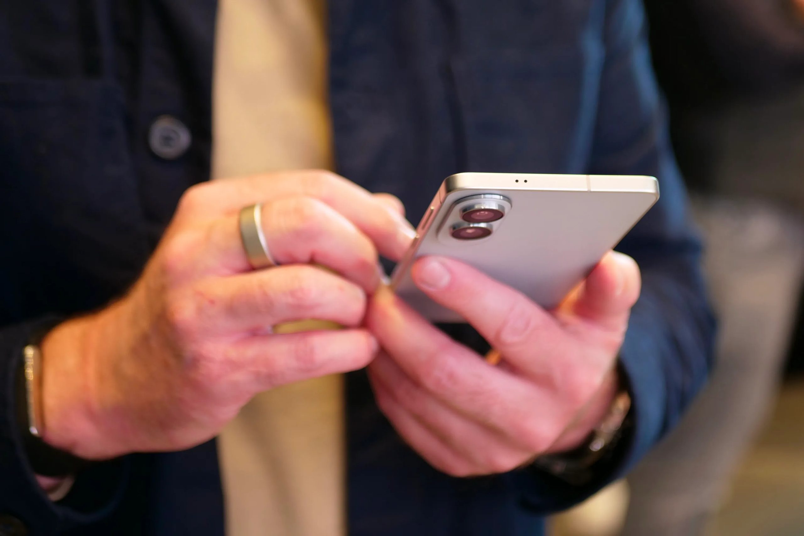 شخص يحمل هاتف Samsung Galaxy S25 Edge.