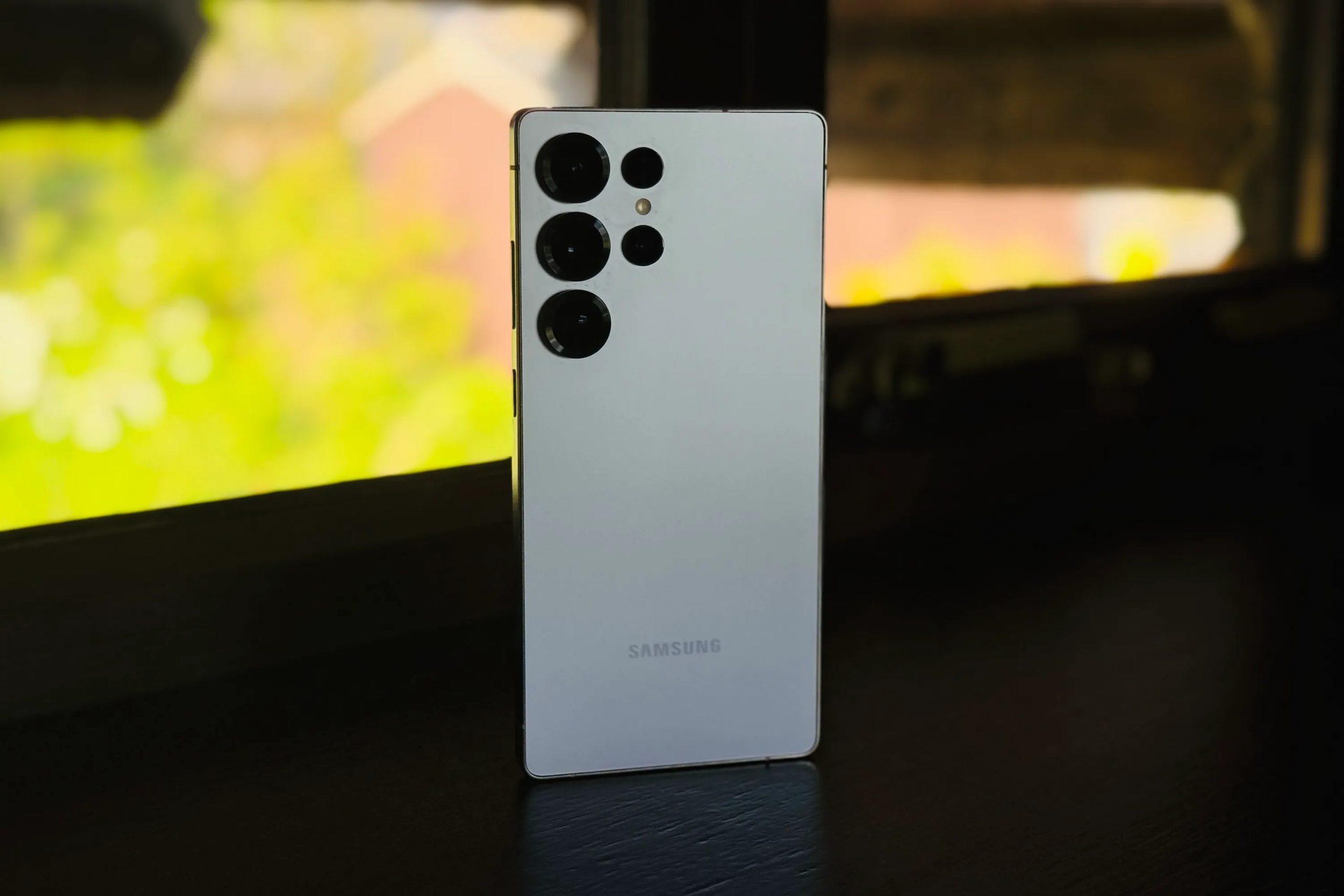 الجهة الخلفية لهاتف Samsung Galaxy S25 Ultra.