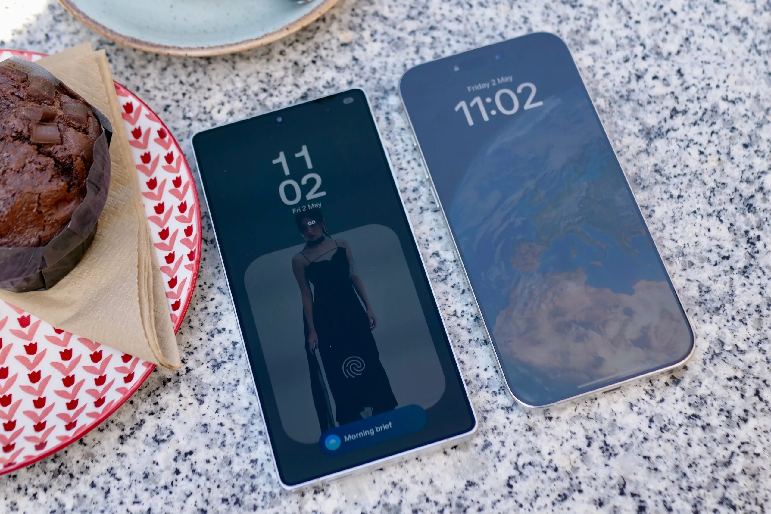 هاتف Samsung Galaxy S25 Ultra مع هاتف Apple iPhone 16 Pro Max، يظهر انعكاس الشاشة.