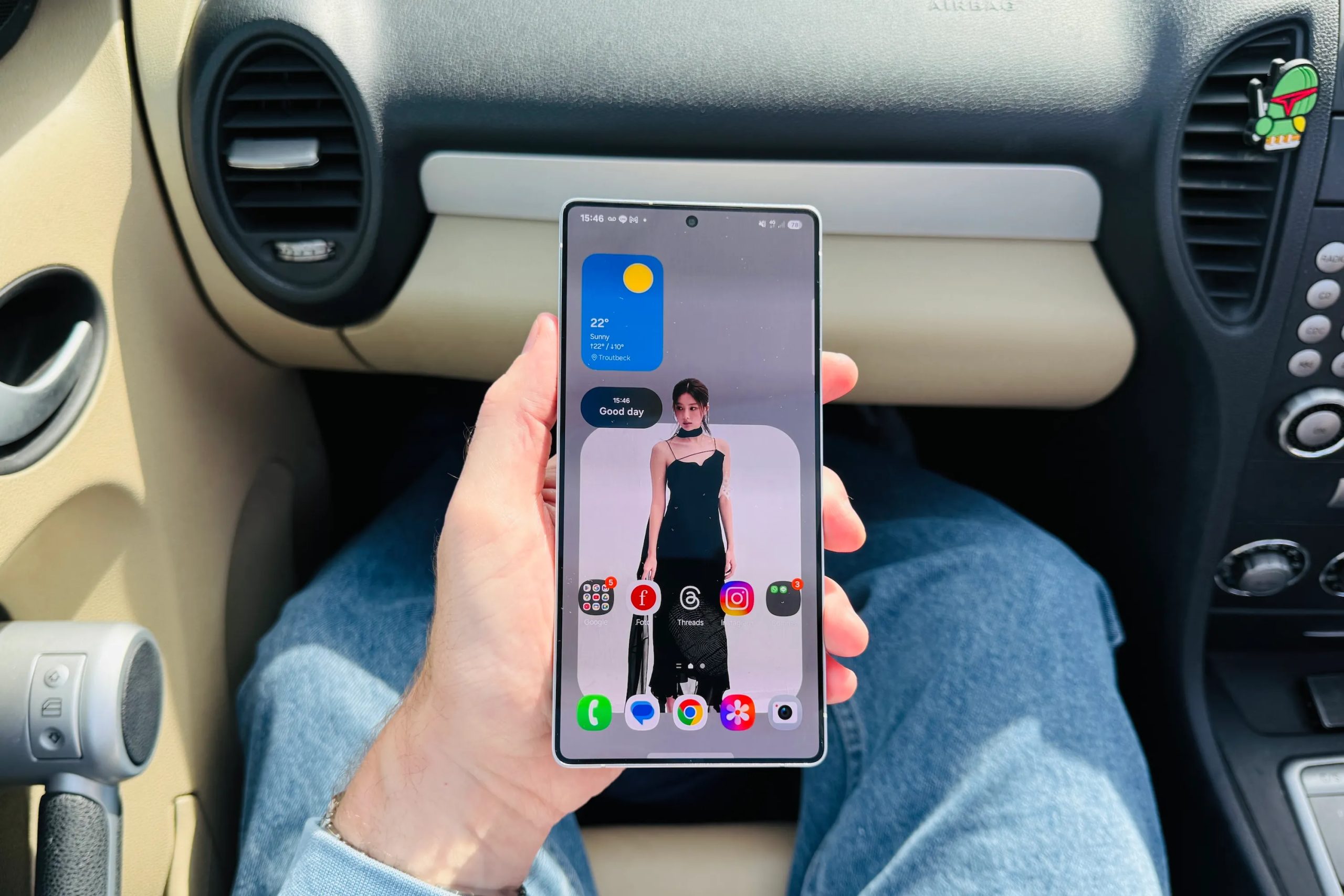 شخص يحمل هاتف Samsung Galaxy S25 Ultra.