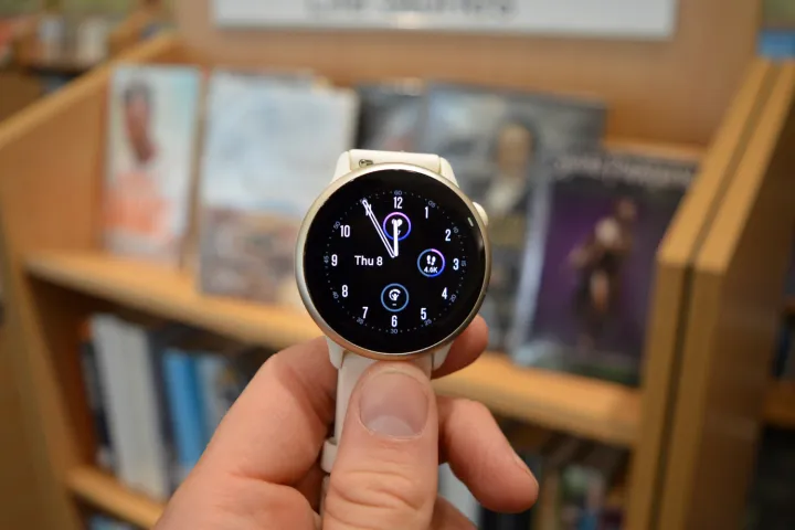 شاشة Garmin Vivoactive 6، تظهر عليها الخدوش.