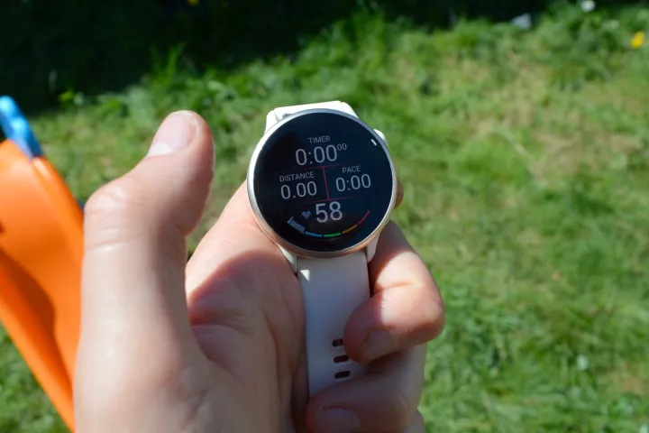 شاشة Garmin Vivoactive 6 أثناء الجري.