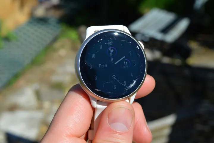 Garmin Vivoactive 6 مع خدوش ظاهرة.