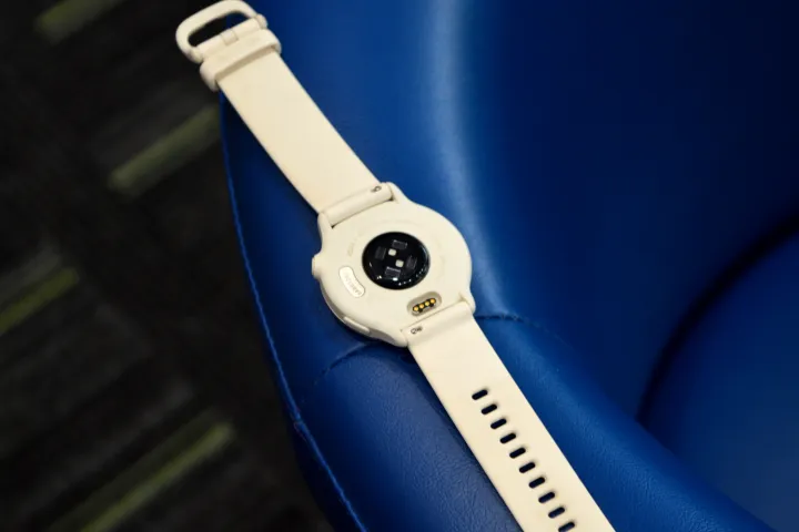 The rear side of the Garmin Vivoactive 6.