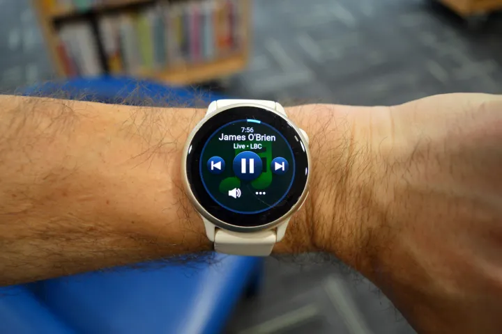 مشغل الوسائط على ساعة Garmin Vivoactive 6.