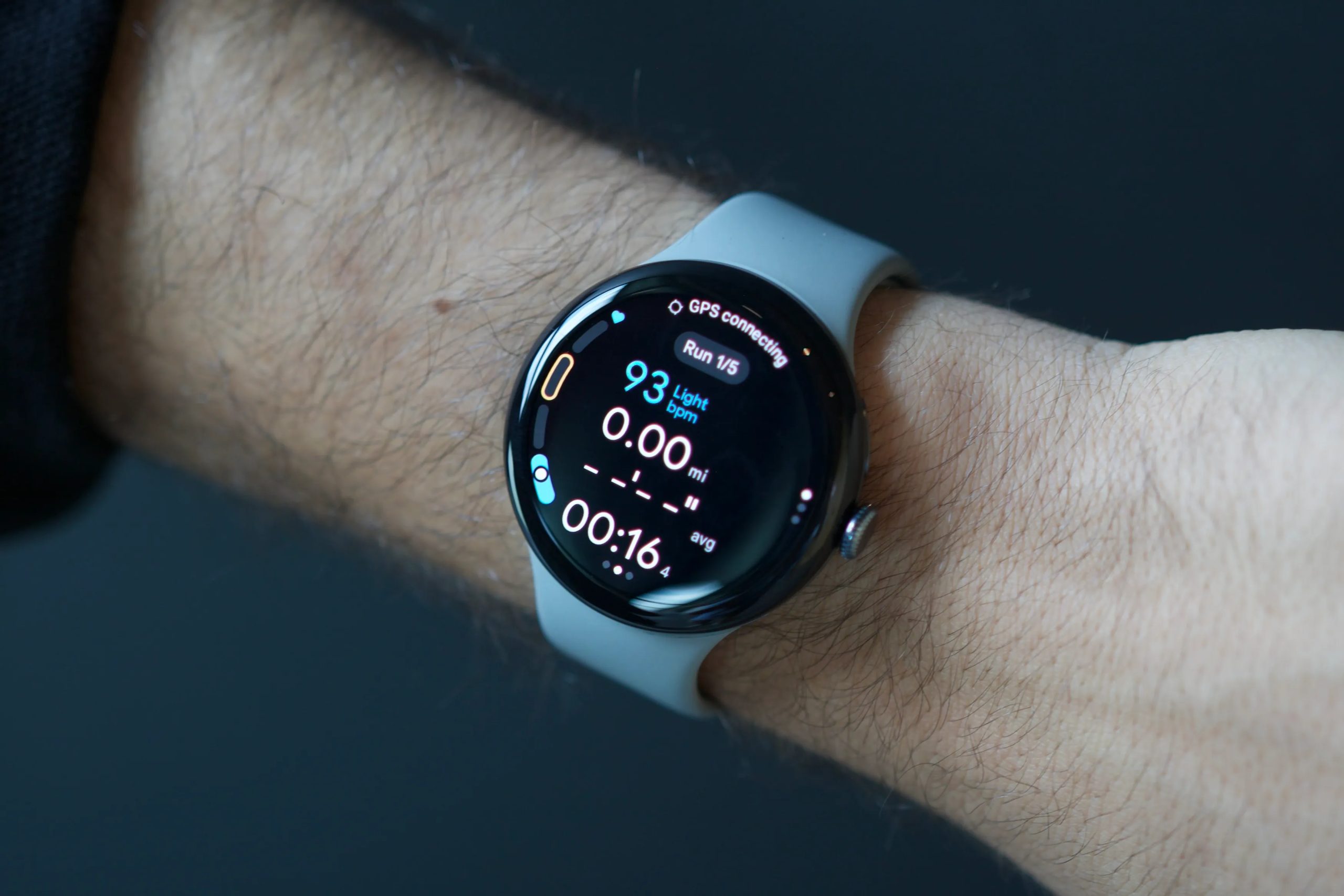 عرض توضيحي لميزات الجري الجديدة لساعة Google Pixel Watch 3 في تطبيق Fitbit.