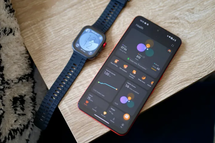ساعة Huawei Watch Fit 4 Pro وتطبيق Huawei Health.