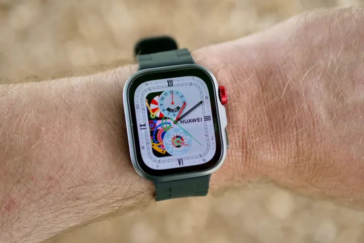 شخص يرتدي ساعة هواوي واتش فيت 4 برو.