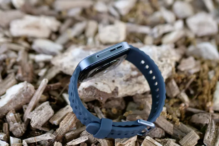 The side of the Huawei Watch Fit 4 Pro.