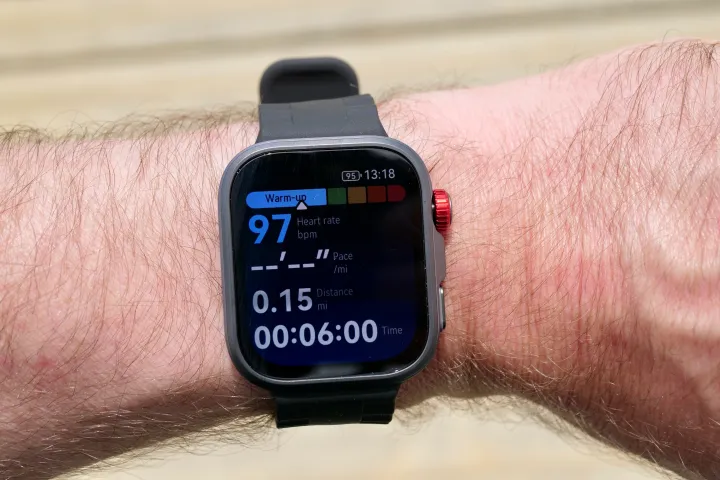 شخص يرتدي ساعة Huawei Watch Fit 4 Pro.