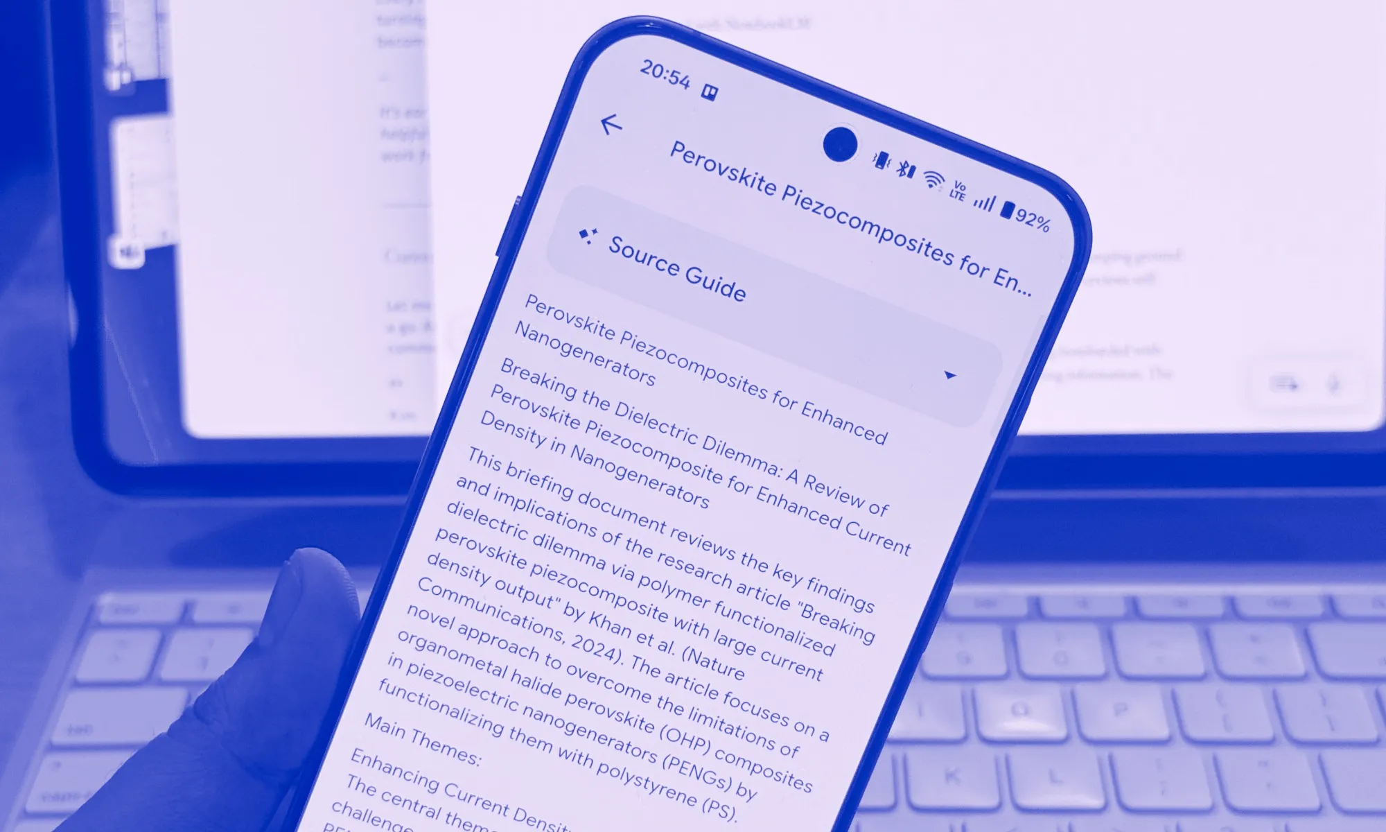 تشغيل تطبيق NotebookLM على هاتف Android.