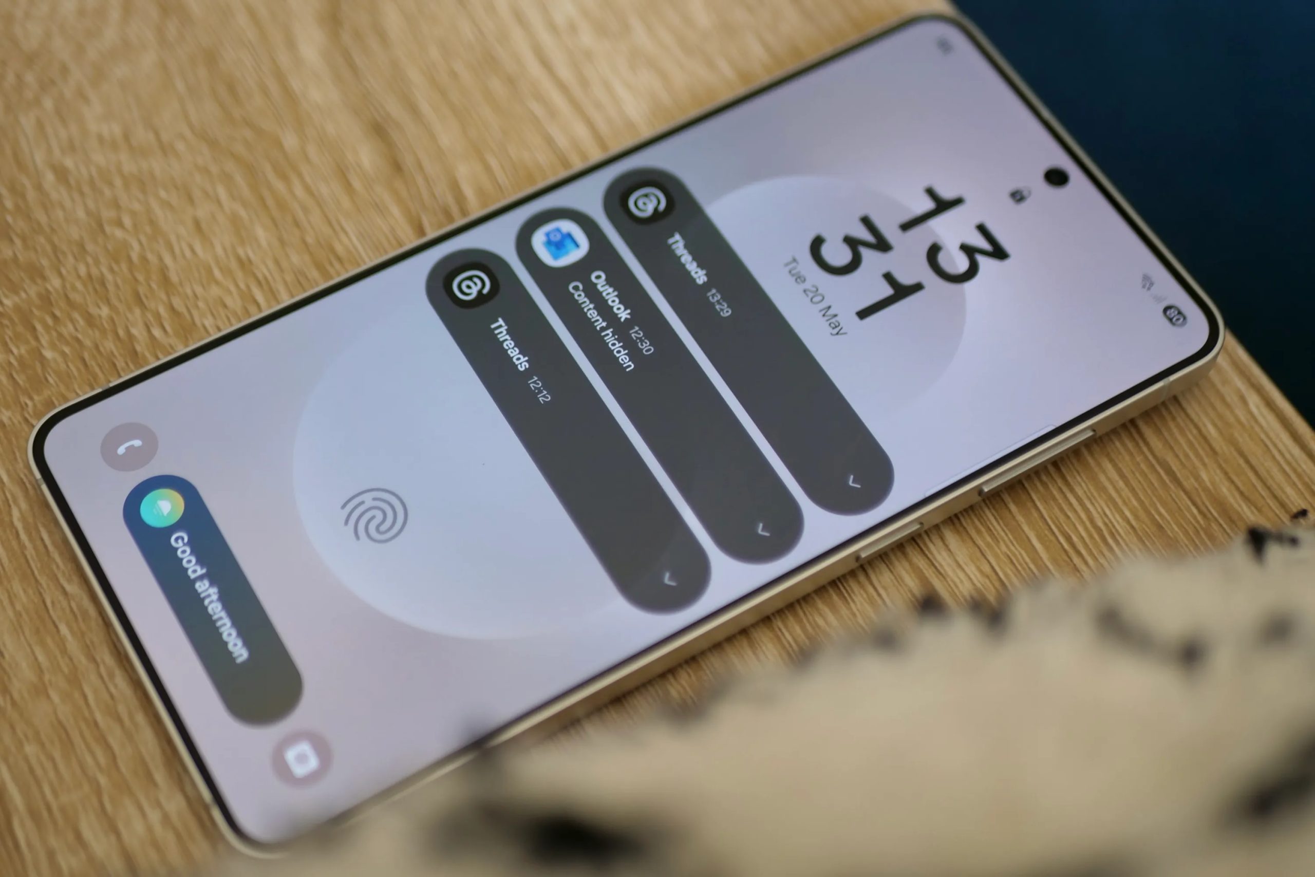 الإشعارات على شاشة القفل في واجهة المستخدم One UI 7 من سامسونج.