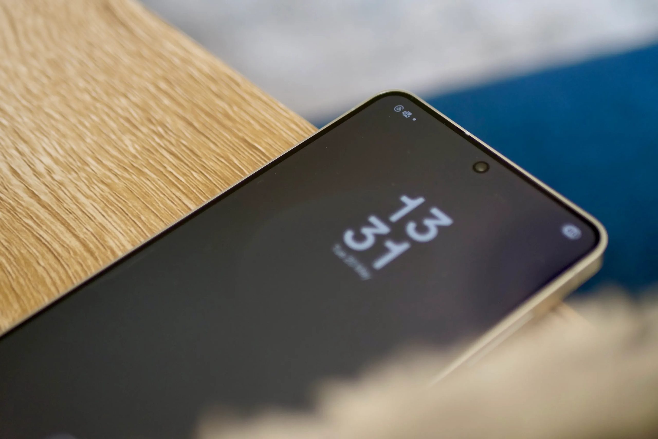 الإشعارات على شاشة القفل في واجهة المستخدم One UI 7 من سامسونج.