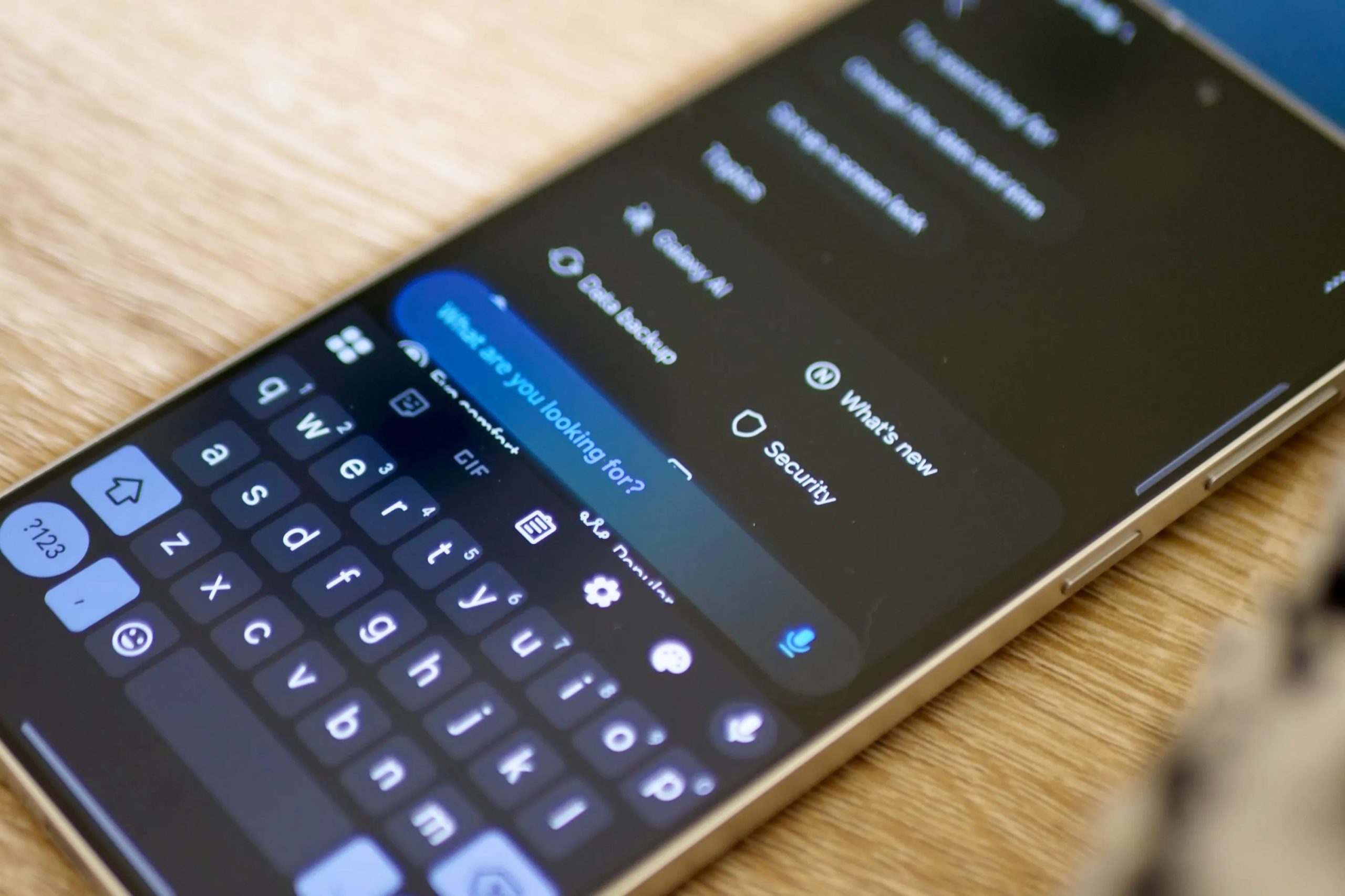 شريط البحث في واجهة المستخدم One UI 7 من سامسونج.