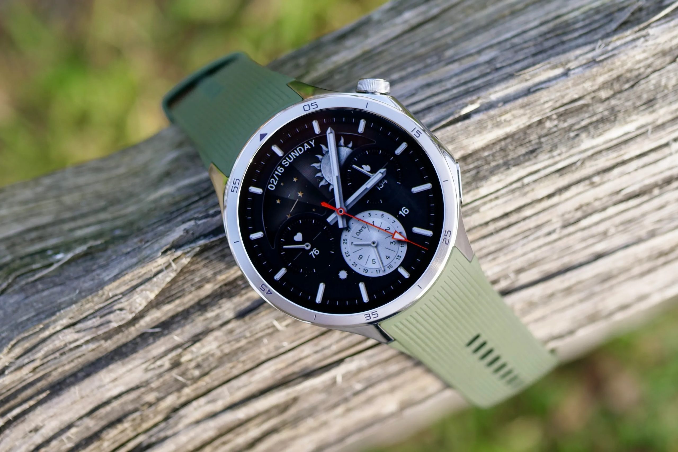 ساعة OnePlus Watch 3 كما تُرى من الأعلى.