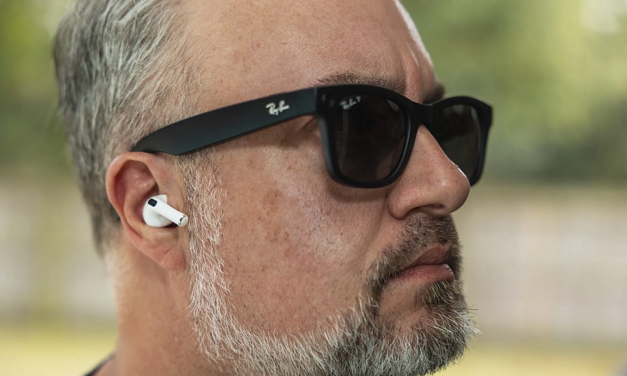 Phil Nickinson يرتدي سماعات Apple AirPods Pro ونظارات Ray-Ban Meta الذكية.