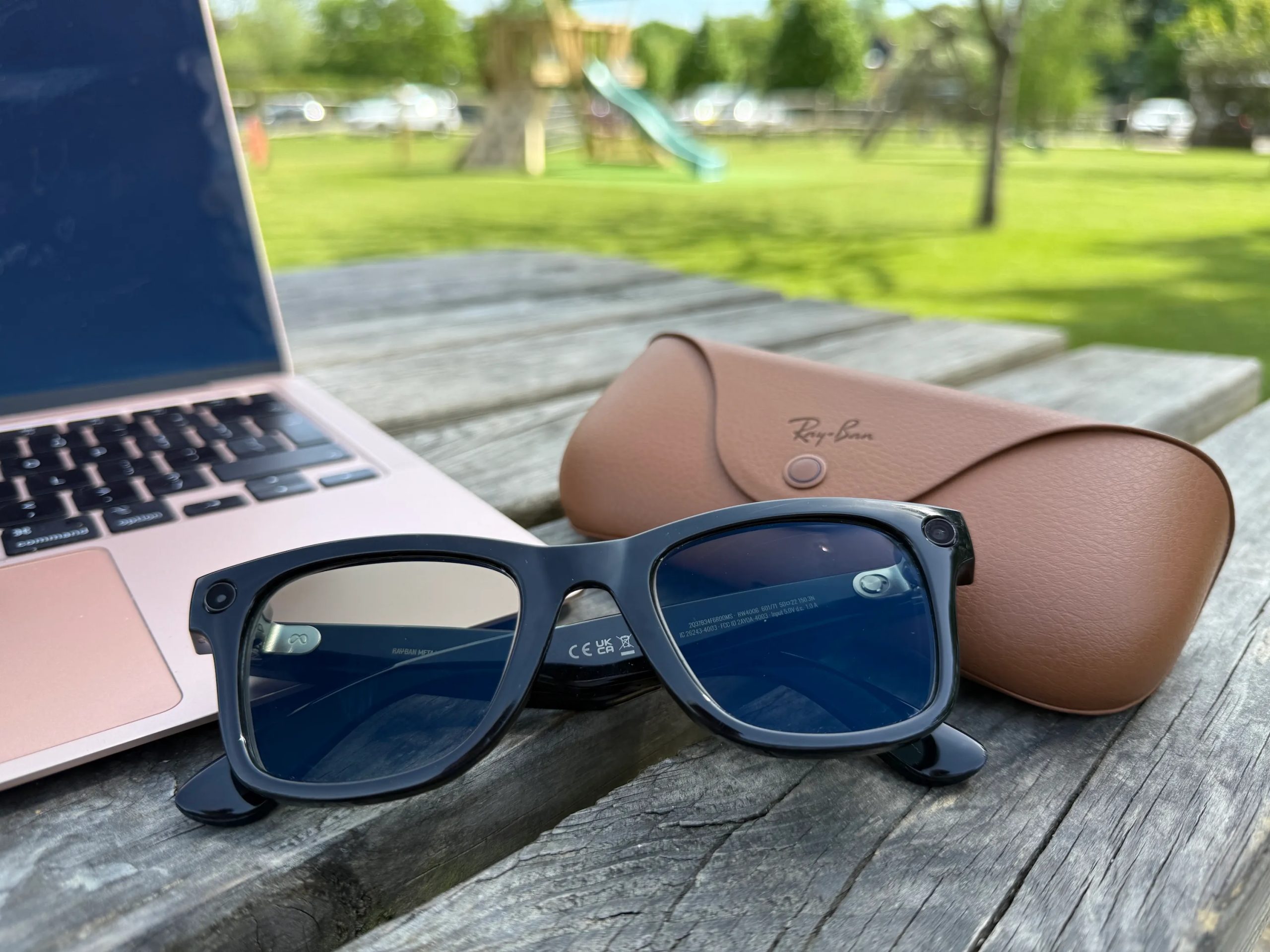 نظارات Ray-Ban Meta الذكية والحافظة الخاصة بها.