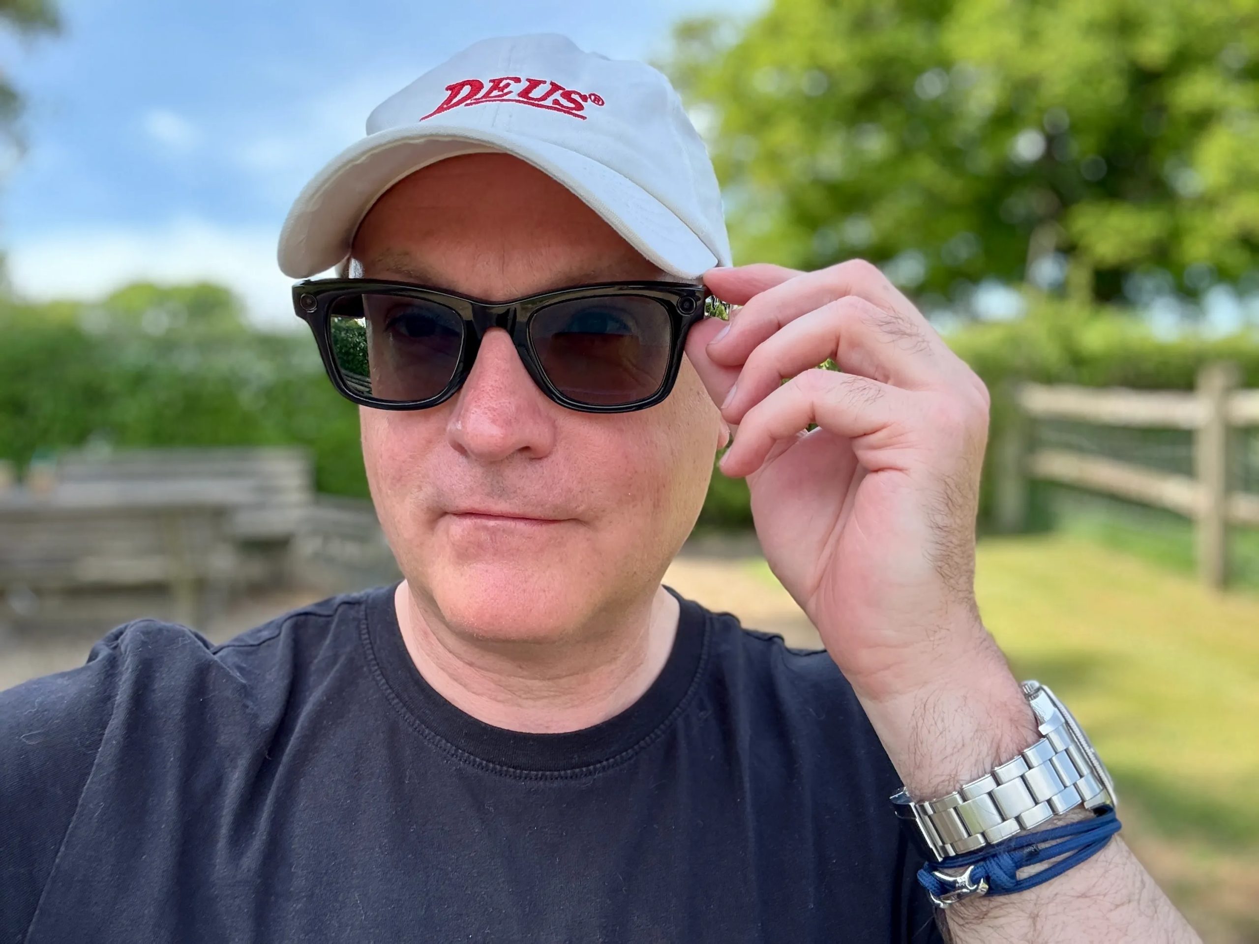 شخص يرتدي نظارات Ray-Ban Meta الذكية.