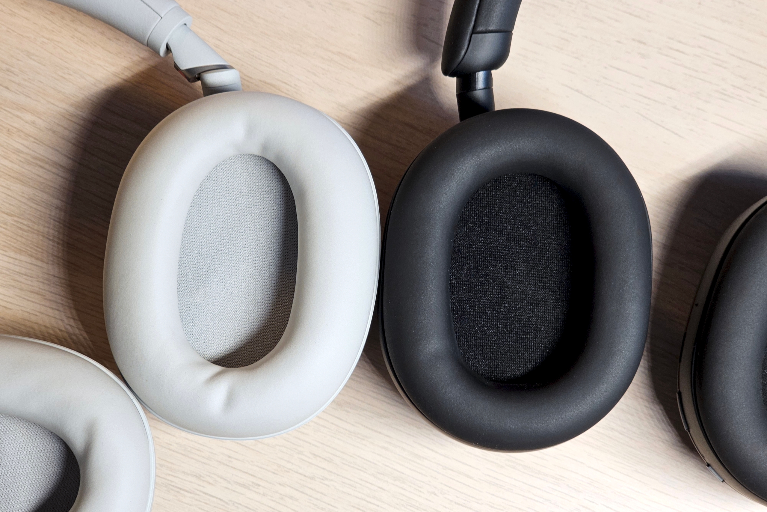 Sony WH-1000XM6 and WH-1000XM5.