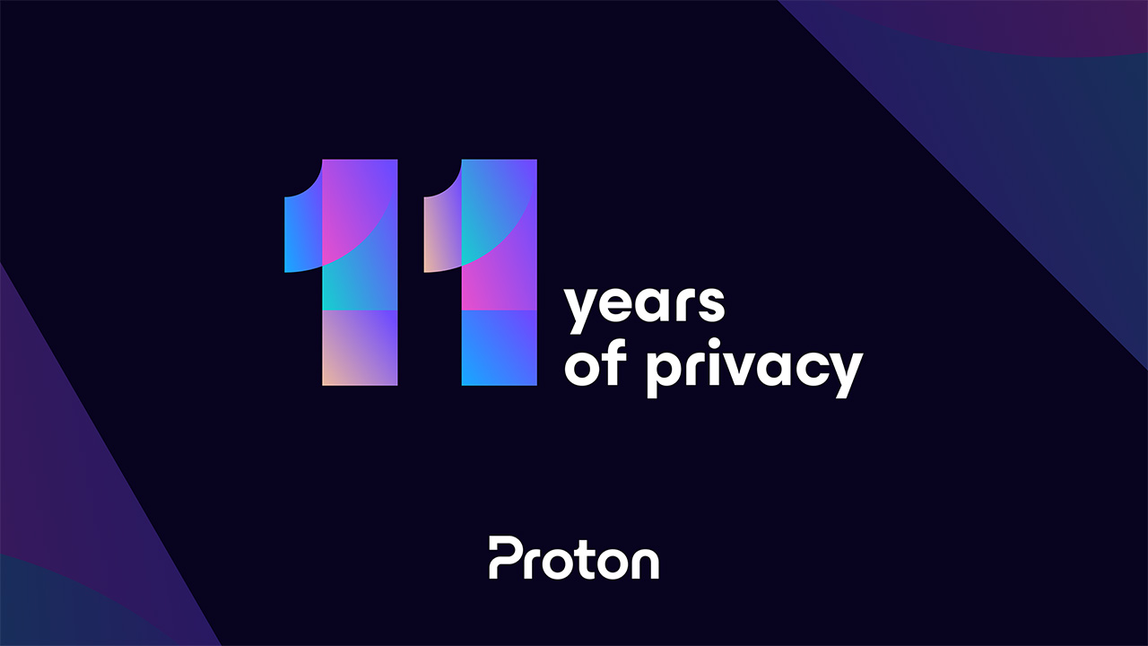 شعار Proton "11 عامًا من الخصوصية" على خلفية أرجوانية داكنة وسوداء. يقع شعار "Proton" باللون الأبيض أسفله