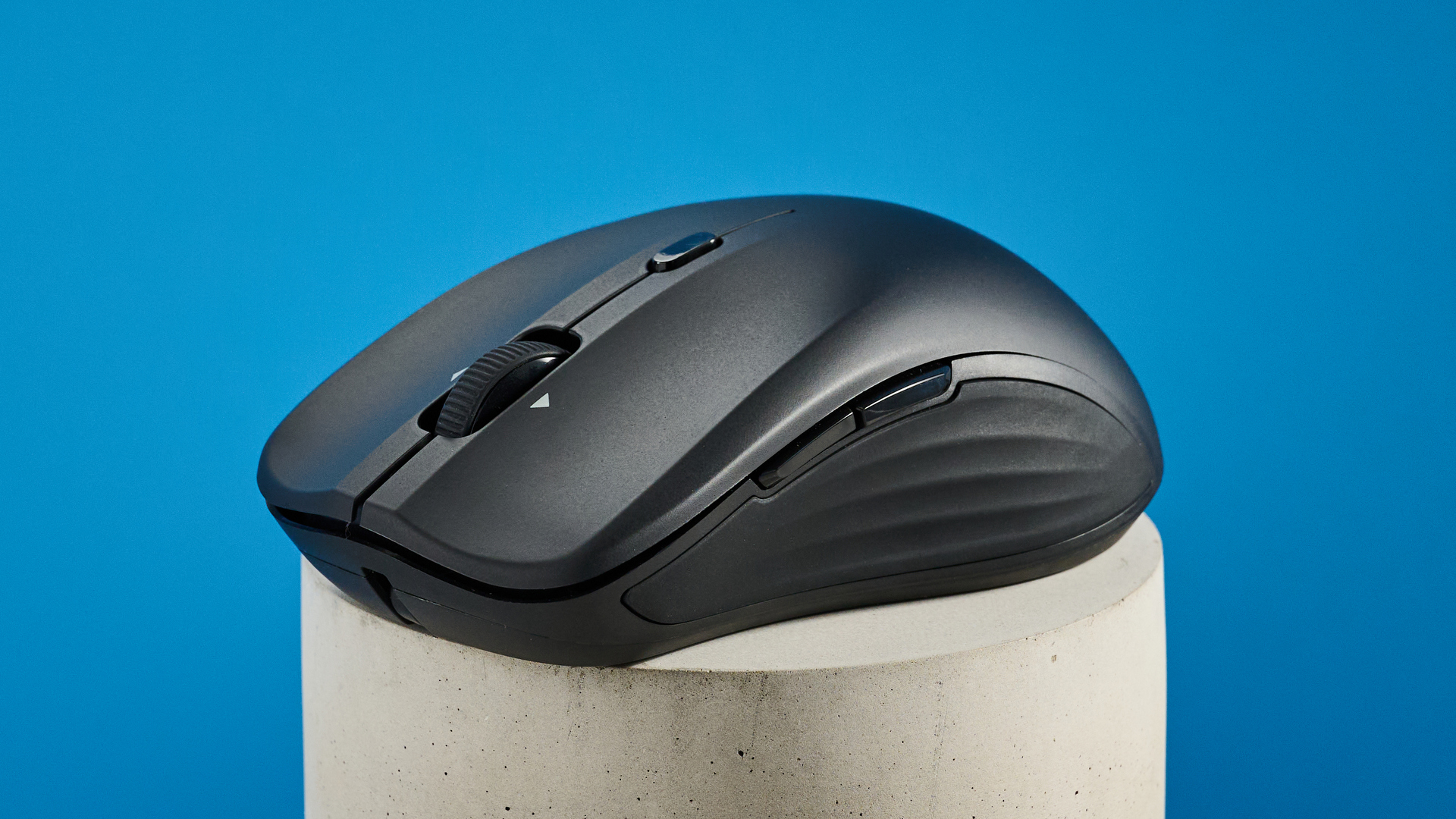 The ESR MagMouse photographed in front of a blue background.