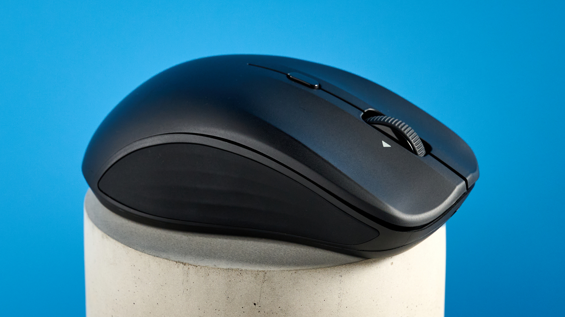 The ESR MagMouse photographed in front of a blue background.