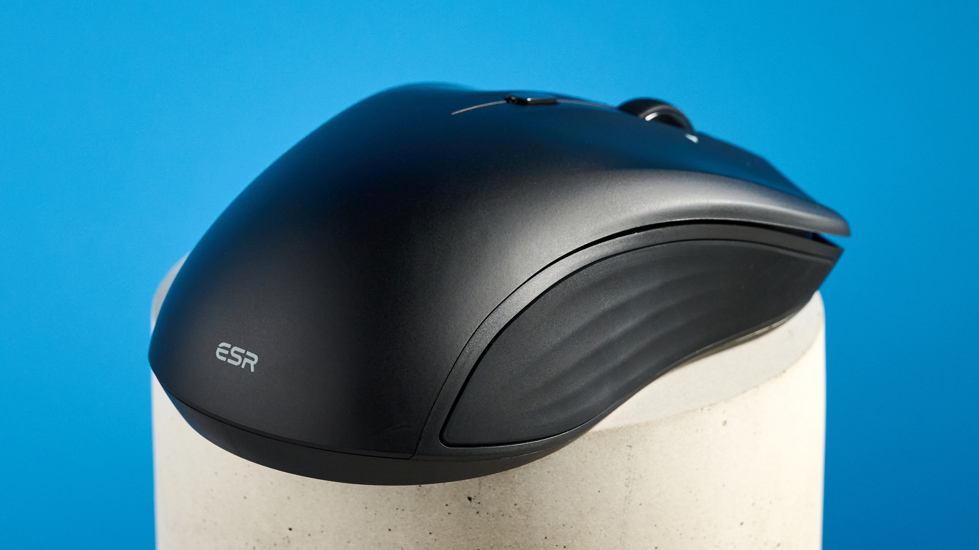 The ESR MagMouse photographed in front of a blue background.