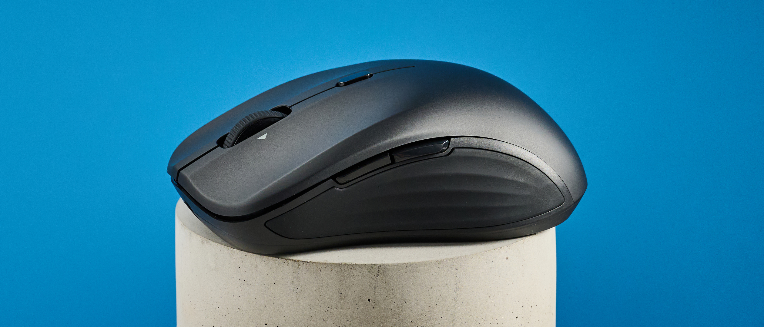 صورة مقربة للفأرة اللاسلكية ESR MagMouse مع خلفية زرقاء.