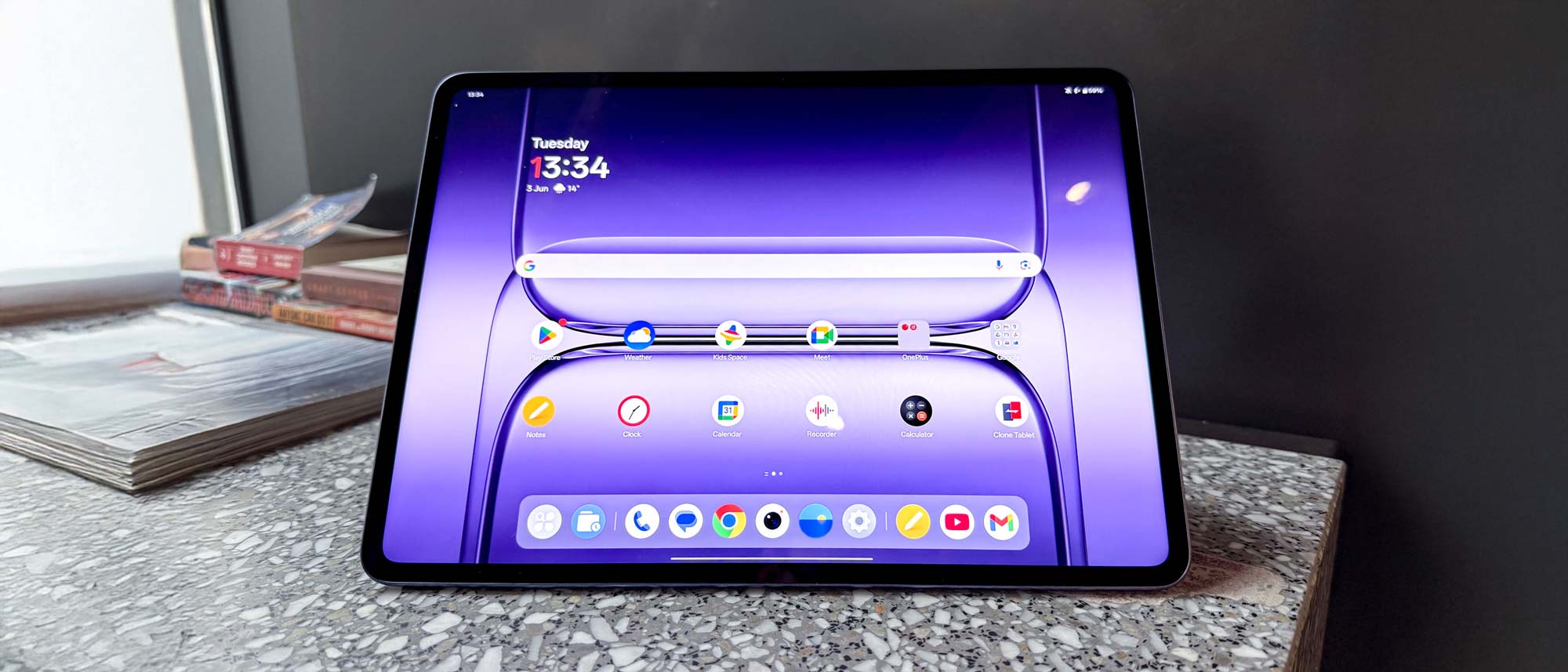 OnePlus Pad 3 على سطح عمل من الجرانيت، على الشاشة الرئيسية