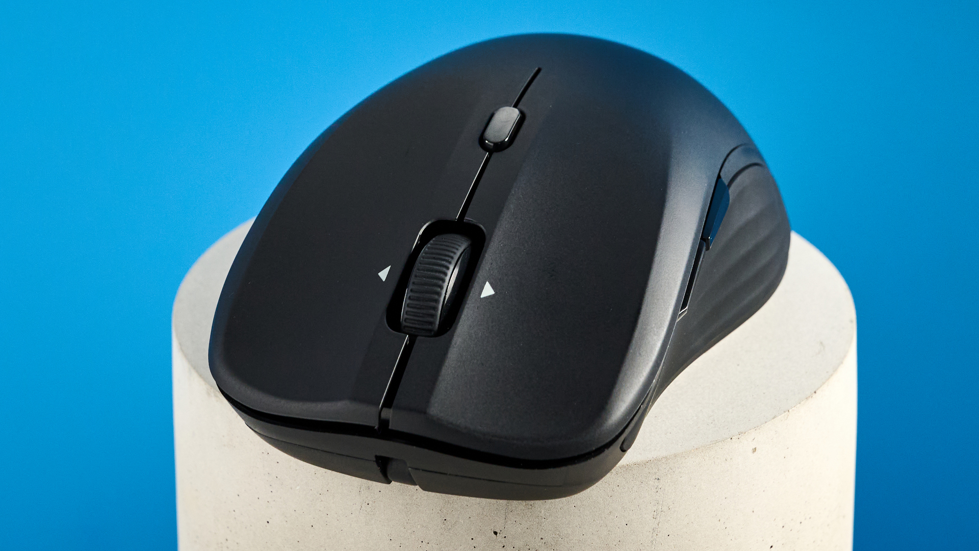 The ESR MagMouse photographed in front of a blue background.